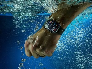 You can also swim by wearing these smart watch, know the price and features
